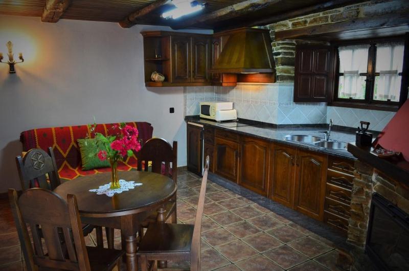 Casa Freixe Apartamentos Rurales ซานตาเอวลาเลีย เด โอสโกส ภายนอก รูปภาพ