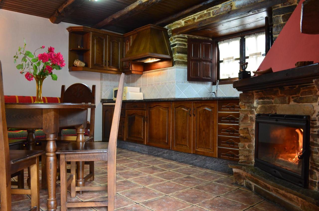 Casa Freixe Apartamentos Rurales ซานตาเอวลาเลีย เด โอสโกส ภายนอก รูปภาพ