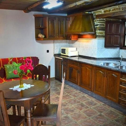 Casa Freixe Apartamentos Rurales ซานตาเอวลาเลีย เด โอสโกส ภายนอก รูปภาพ