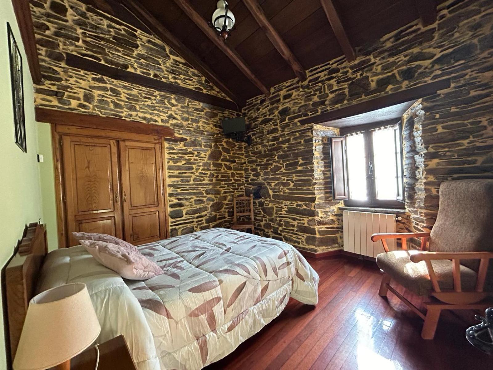 Casa Freixe Apartamentos Rurales ซานตาเอวลาเลีย เด โอสโกส ภายนอก รูปภาพ